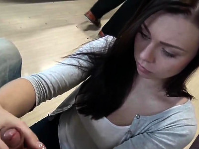 tatuś rucha ją w pokoju masażu hd