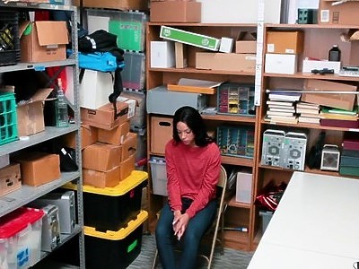 gorąca nastolatka pieści się po obu dziurkach