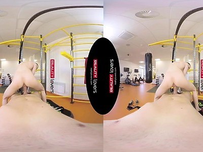 młoda rosjanka w kajdankach nieźle ruchana