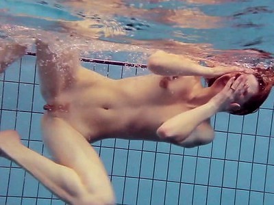 młoda brunetka liże czarne jaja i obciąga kutasa