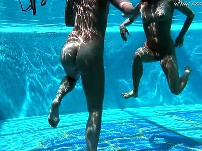 długowłosa nastolatka dobrze się palcuje