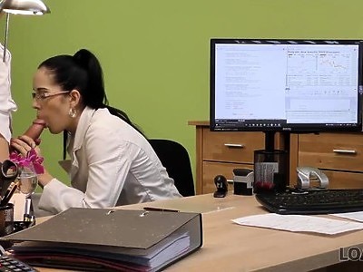 młoda blondynka siada na koniu