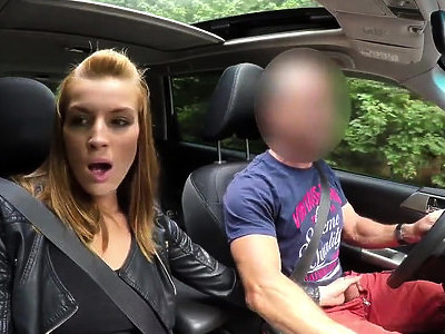 nastolatka z ogromnymi cycami z krągłą koleżanką