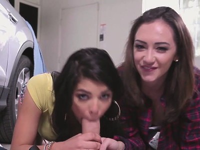 młoda nie posiada wstydu i pokazuje ciałko na ulicy