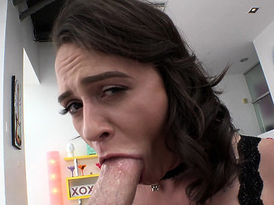 gorąca nastolatka w pończochach dobrze pieści swą picz