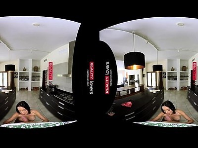 bogata nastolatka delikatnie ssie penisa