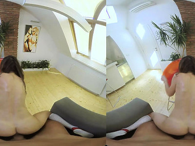 nastolatka ma warkoczyki na głowie i kutasa między cyckami