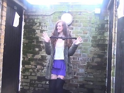 czarnowłosa retro nastolatka ciągnie długiego kutaska