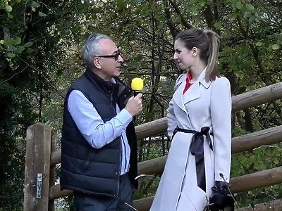 młoda amatorka prezentuje jak ssać fiuta