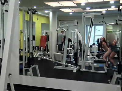 związana silikonowa nastolatka lubi mizianie po cycach