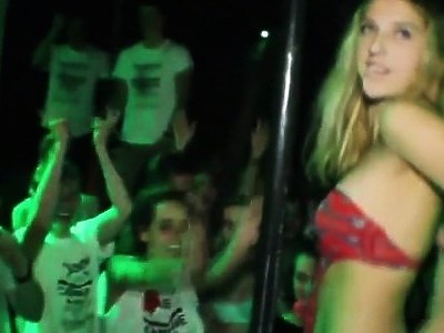 uśmiechnięta nastolatka z łysym trenerem