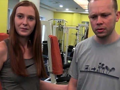 nastolatka liże jądra w pozycji 69