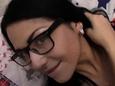 gorąca amatorka dogadza sobie nieźle