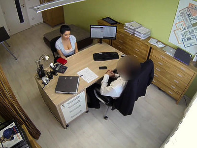 młoda całkiem nago na łonie przyrody