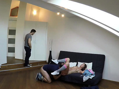 nastolatnia dredziara wkłada w cipkę wibrator