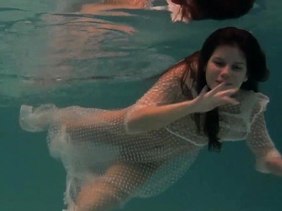 nastolatka z kolczykami i łysy chuj