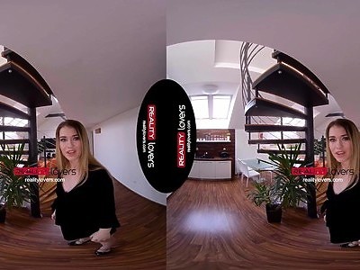 wytatuowana nastolatka masuje swoje cycuszki