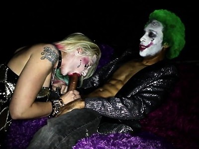 młoda i gorąca pani szarpie peniska na kanapie