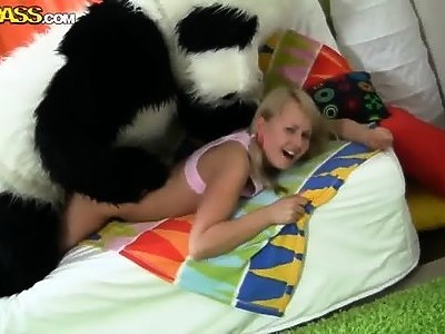 nastolatka w czarnych pończochach zawsze ma ochotę