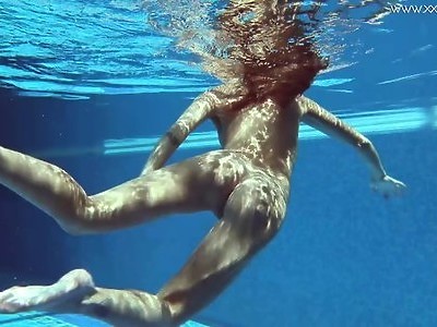 młoda amatorka pokazuje szparkę