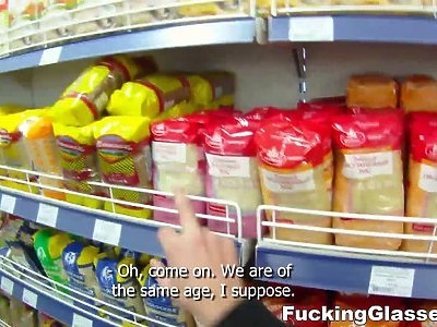 młoda niunia leży na boczku i jest fajnie rżnięta