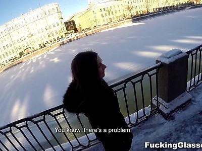 gotycka nastolatka lubi ssać penisa