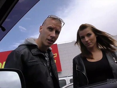 nastolatka z seks zabawką między cycami