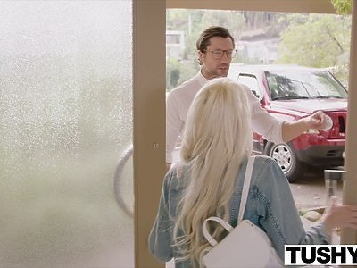 pokazała w szkole swój naturalny biust