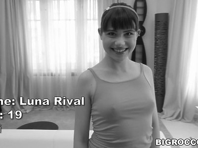 amatorka wypina pupkę i ssie fiuta na wyrku