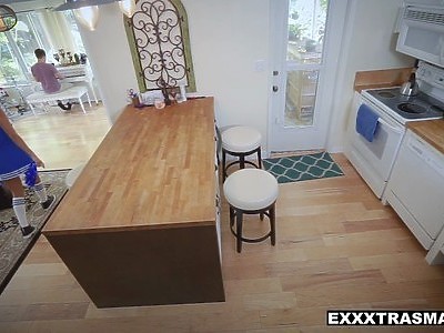 nastolatka pieści się palcami i nie tylko