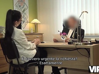 nastolatka w jednoczęściowym stroju kąpielowym