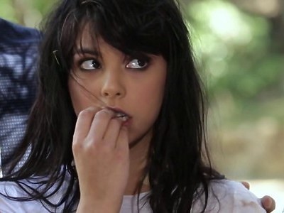 delikatna nastolatka zaprasza do swojego kurwidołka