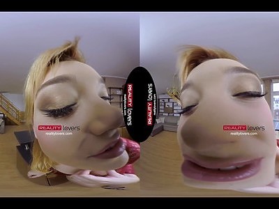 boska nastolatka w obcisłej sukience