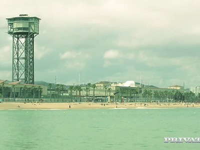 nastolatka pieści się na tarasie