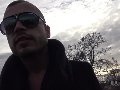 puszysta nastolatka zabawia się z facetem