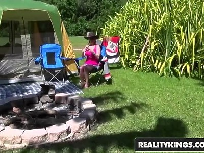 tatusiowie posuwają młodą laskę