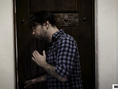 długi penis między pośladkami silikonowej nastolatki