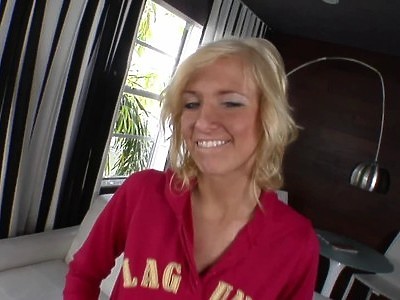 nastolatka z obfitym biustem