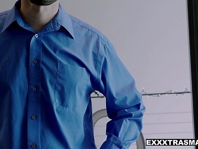 zgrabna mega nastolatka w różowej sukience