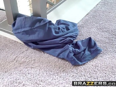 młoda chuda riley pieprzy się na podłodze