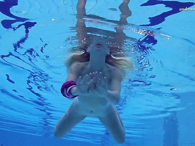 seksowna i opalona nastolatka dobrze ciągnie fiuta