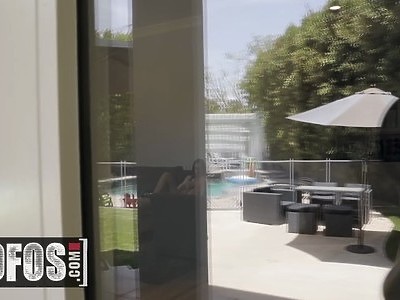 posuwa swoją seksowną przybraną siostrzyczkę