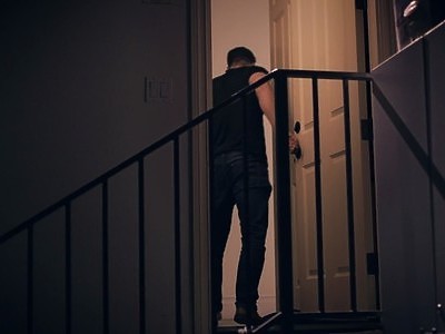 emo nastolatka z tatuażami pieprzy się ze swoim chłopakiem