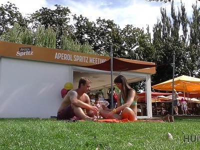 seksowna nastolatka pije drinka przed seksem