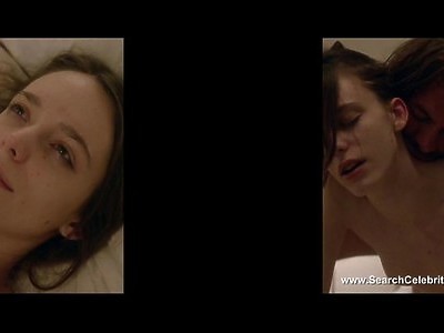 blada nastolatka ciągnie czekoladową pałkę