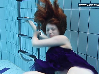 młoda pokazuje pupę