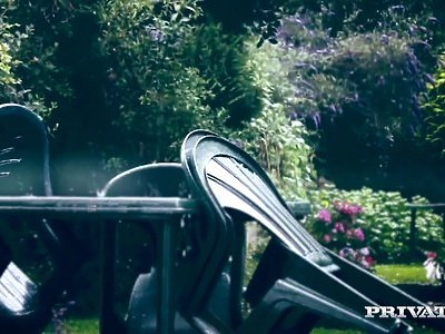 niewyżyta dziewica zabawia się ze sobą