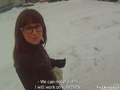 dwie nastolatki w bikini na piasku