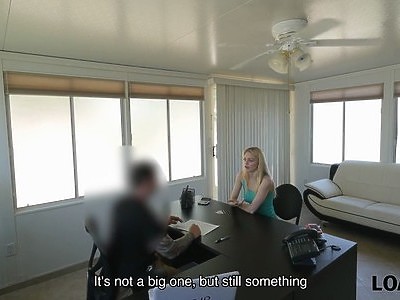 krągła nastolatka pieści się podczas ssania