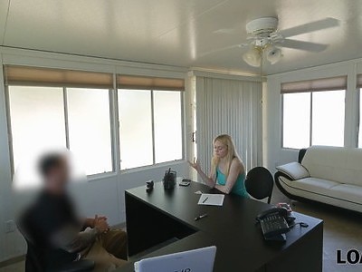 nastolatka rozbiera się w mieście